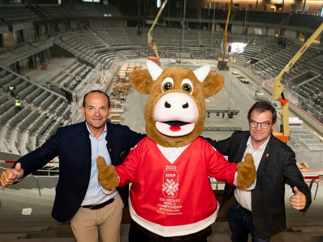 OK-Präsident Gian Gilli, Maskottchen Cooly und WM-OK-Präsident Jean-Marie Viaccoz. OK-Präsident Gian Gilli, Maskottchen Cooly und WM-OK-Präsident Jean-Marie Viaccoz.