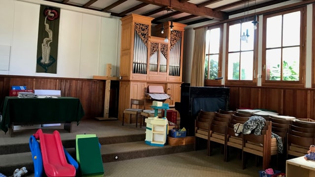 Kirchenraum mit Orgel und Spielsachen. Kirchenraum mit Orgel und Spielsachen.