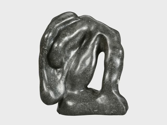 eine Skulptur aus Granit, die einen Körper zeigt 