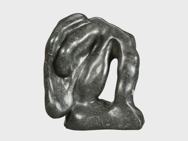 eine Skulptur aus Granit, die einen Körper zeigt eine Skulptur aus Granit, die einen Körper zeigt