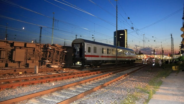 Umgestürzte und entgleiste Zug-Waggons. Umgestürzte und entgleiste Zug-Waggons.