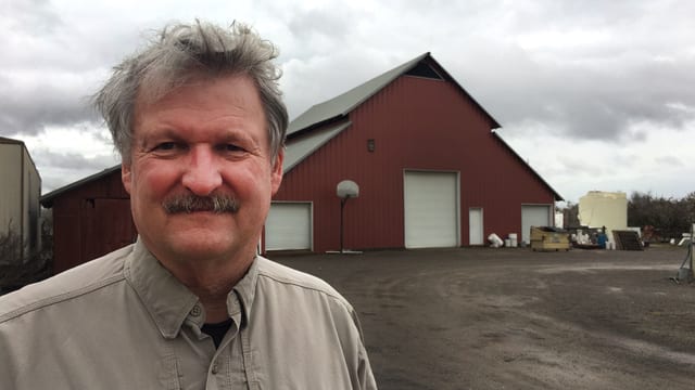Paul Wenger steht auf seiner Farm. Paul Wenger steht auf seiner Farm.