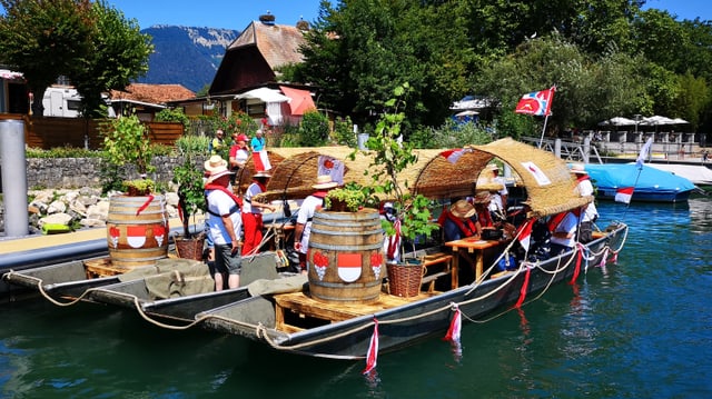 Boot an Anlegestelle. Boot an Anlegestelle.