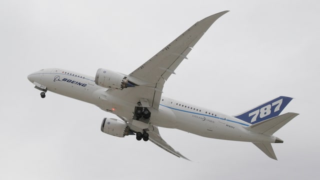 Ein Dreamliner hebt ab. Ein Dreamliner hebt ab.