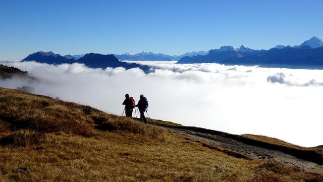 Wanderer über dem Hochnebel, wolkenloser Himmel. Wanderer über dem Hochnebel, wolkenloser Himmel.