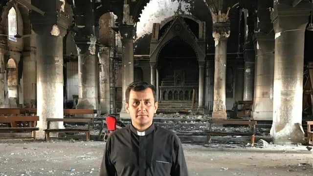 Pater Ammar Yako 2017 in der vom IS zerstörten Al Tahira Kirche. Pater Ammar Yako 2017 in der vom IS zerstörten Al Tahira Kirche.