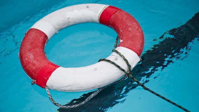 Rettungsring liegt im Wasser Rettungsring liegt im Wasser
