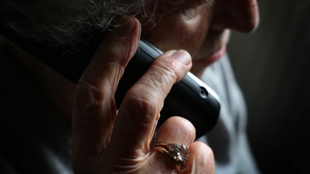 ältere Frau am Telefon ältere Frau am Telefon