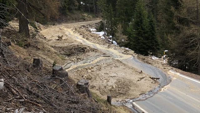 Erdrutsch verschüttet Strasse Erdrutsch verschüttet Strasse