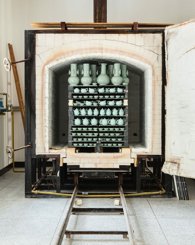 Blick in den gerade geöffneten Gasofen in der Werkstatt von Grossmeister Mao Zhengcong. Blick in den gerade geöffneten Gasofen in der Werkstatt von Grossmeister Mao Zhengcong.