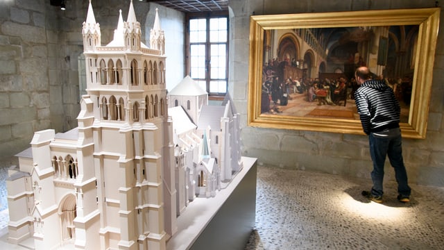 Ein Mann schaut ein Gemälde im Museum an. Ein Mann schaut ein Gemälde im Museum an.