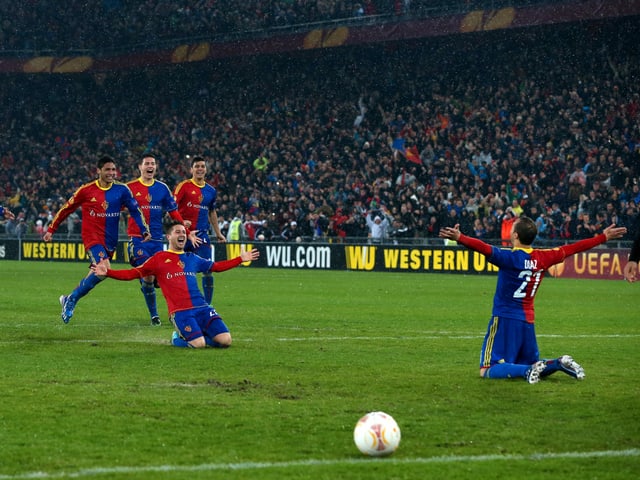 Marcelo Diaz jubelt nach seinem verwandelten Penalty mit seinen Teamkollegen Marcelo Diaz jubelt nach seinem verwandelten Penalty mit seinen Teamkollegen