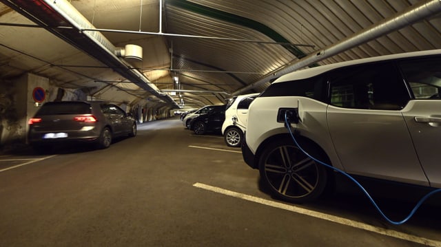 Tiefgarage, in der E-Autos parken. Tiefgarage, in der E-Autos parken.
