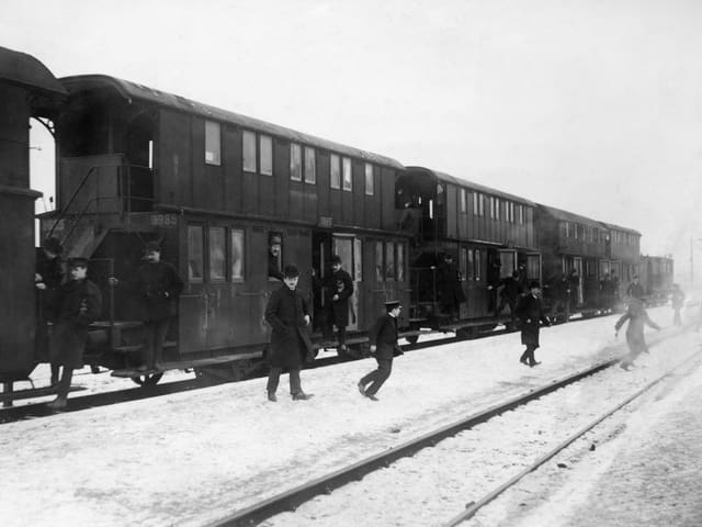 Historische Bahn mit Menschen, die aussteigen Historische Bahn mit Menschen, die aussteigen