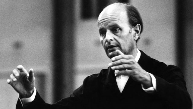 Der Dirigent Ferenc Fricsay dirigiert: seine Hände sind vor seinem Körper gehoben. Der Dirigent Ferenc Fricsay dirigiert: seine Hände sind vor seinem Körper gehoben.
