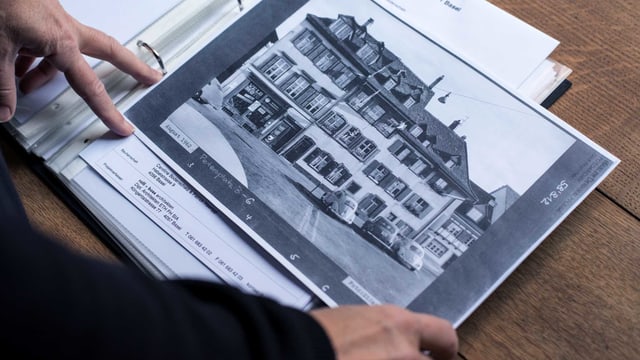 Ein Schwarz-Weiss-Bild eines alten Hauses. Ein Schwarz-Weiss-Bild eines alten Hauses.