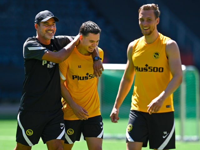 David Wagner scherzt mit seinen Spielern im Training. David Wagner scherzt mit seinen Spielern im Training.