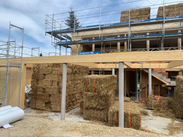 Ein Stapel von Strohballen vor der Baustelle. Ein Stapel von Strohballen vor der Baustelle.