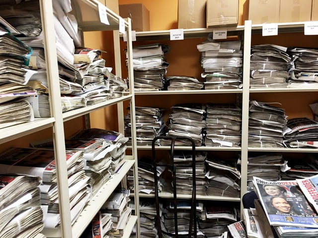 Regale mit Zeitungsstapeln Regale mit Zeitungsstapeln