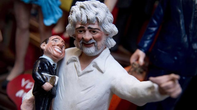 Berlusconi und Grillo als Mini-Figuren im Gartenzwegformat. Berlusconi und Grillo als Mini-Figuren im Gartenzwegformat.