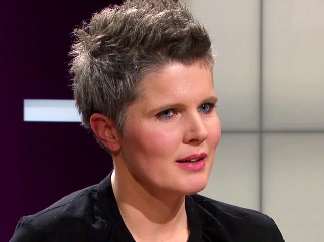 Eine junge Frau mit kurzem, grauem Haar. Eine junge Frau mit kurzem, grauem Haar.