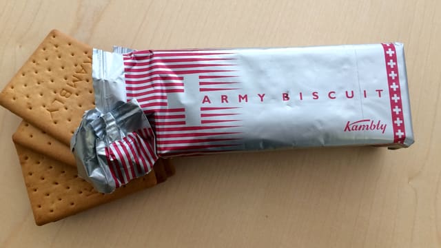 Ein aufgerissenes Paket Militärbisquit. Ein aufgerissenes Paket Militärbisquit.