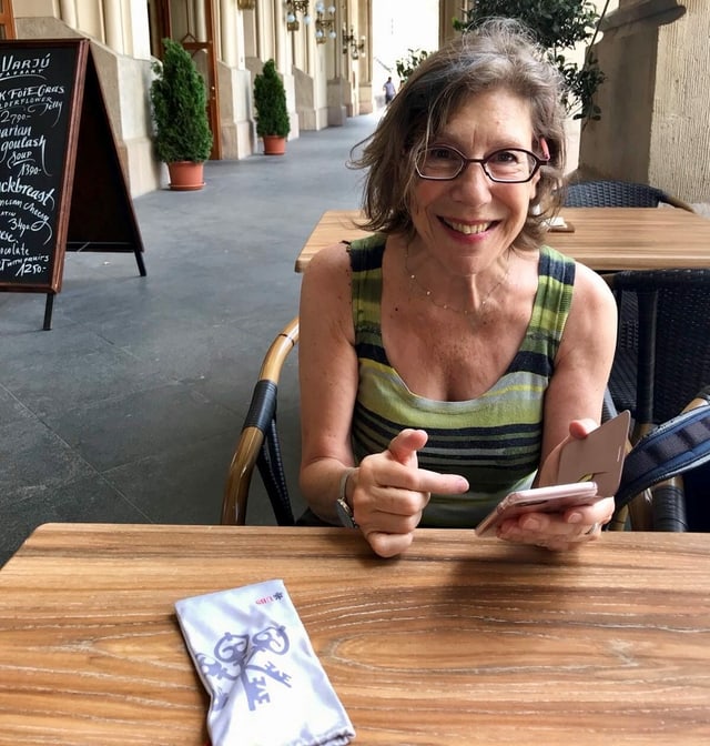 Eine lachende Frau mit Brille. Eine lachende Frau mit Brille.