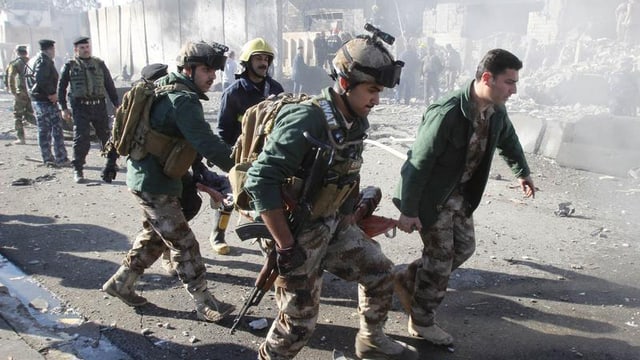 Am Anschlagsort in Kirkuk werden Verletzte geborgen. Am Anschlagsort in Kirkuk werden Verletzte geborgen.