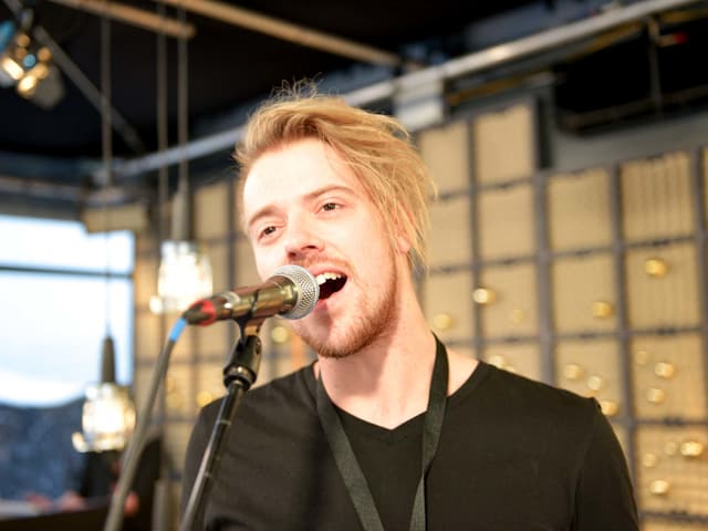Warme Klänge an einem kalten Morgen: Die Thuner Band The Souls um Sänger Jay Messerli heizte die Glasbox ein.
