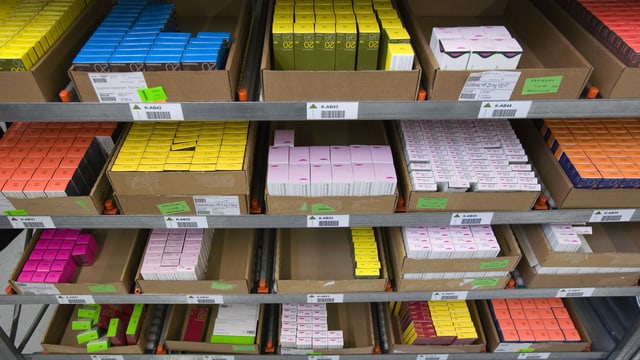 Regal mit Medikamentenpackungen. Regal mit Medikamentenpackungen.
