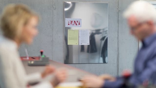 Beratungsgespräch zwischen zwei Personen in einem Arbeitsvermittlungszentrum. Beratungsgespräch zwischen zwei Personen in einem Arbeitsvermittlungszentrum.