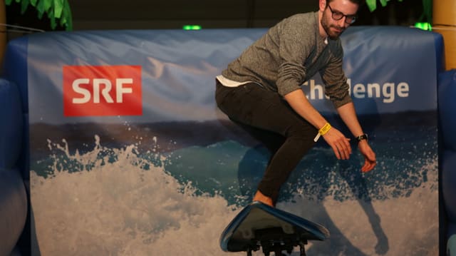 Mann surft auf Brett Mann surft auf Brett