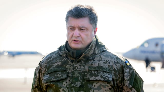 Poroschenko in Militärbekleidung auf dem Flughafen von Minsk