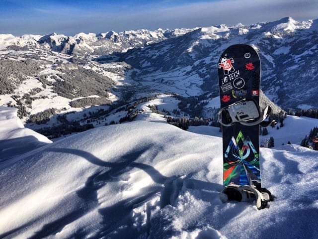Snowboard im Schnee.