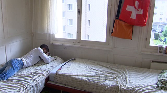 Eine Person liegt auf einem Bett. Neben ist ein weiteres Bett. Eine Person liegt auf einem Bett. Neben ist ein weiteres Bett.