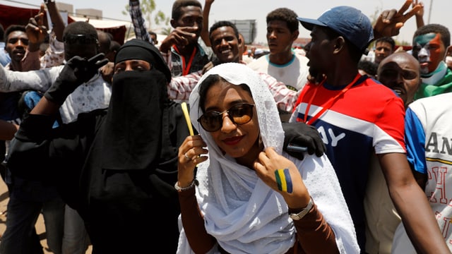 Alaa Salah und andere Protestierende Alaa Salah und andere Protestierende