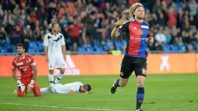 Birkir Bjarnason läuft nach seinem Treffer jubelnd über den Platz. Birkir Bjarnason läuft nach seinem Treffer jubelnd über den Platz.