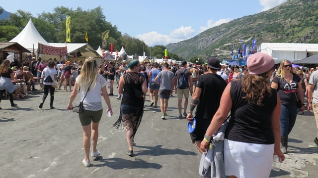 Viele Leute am Openair Gampel Viele Leute am Openair Gampel