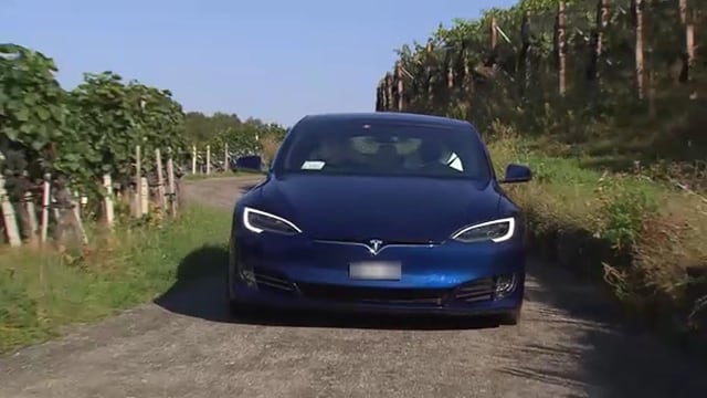 Blauer Tesla auf Nebenstrasse Blauer Tesla auf Nebenstrasse