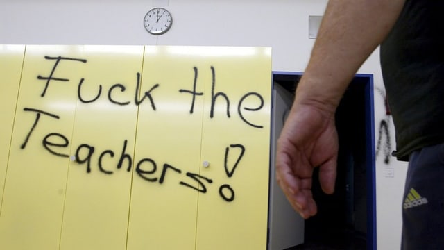 Sprayerei an einer Schweizer Schule Sprayerei an einer Schweizer Schule