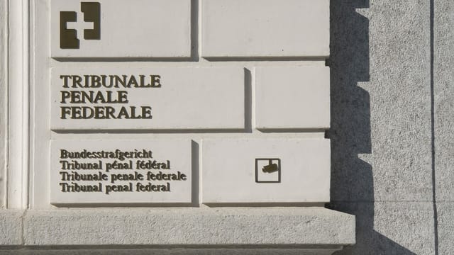 Tribunal penal federal - inscripziun vid la prait Tribunal penal federal - inscripziun vid la prait