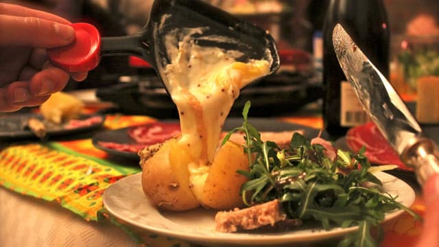 Eine Racletteschaufel mit Käse. Eine Racletteschaufel mit Käse.