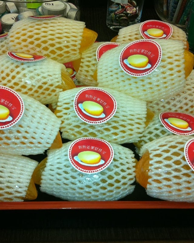 Mangos in Seifenform auf einem Tablar. Mangos in Seifenform auf einem Tablar.