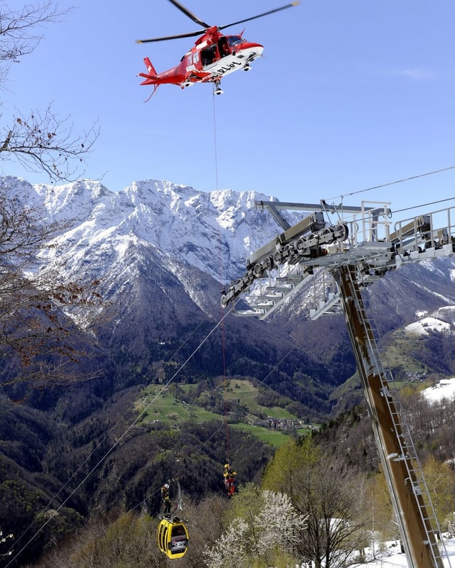 Ein Helikopter der Rega bei einer Seilwinden-Übung. Ein Helikopter der Rega bei einer Seilwinden-Übung.