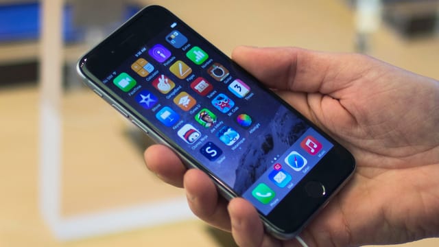 Eine Hand hält ein iPhone Eine Hand hält ein iPhone