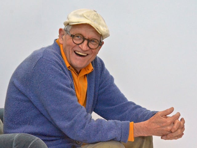 David Hockney – mit Brille, Mütze und einem Lachen im Gesicht. David Hockney – mit Brille, Mütze und einem Lachen im Gesicht.