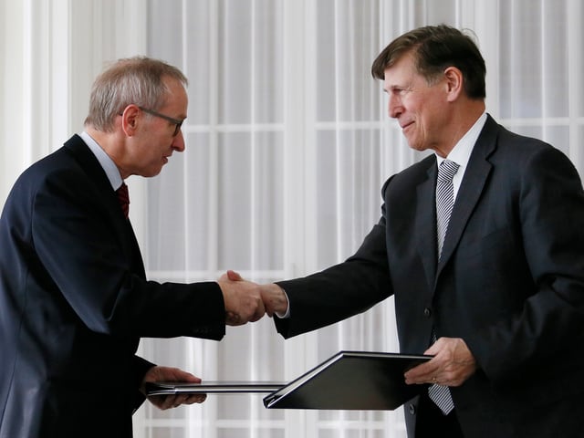 Beyer (rechts) mit dem ehemaligen Staatssekretär Michael Ambühl. Beyer (rechts) mit dem ehemaligen Staatssekretär Michael Ambühl.
