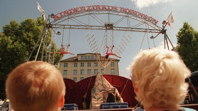 Freilicht-Zirkus mit Kindern im Trapez Freilicht-Zirkus mit Kindern im Trapez