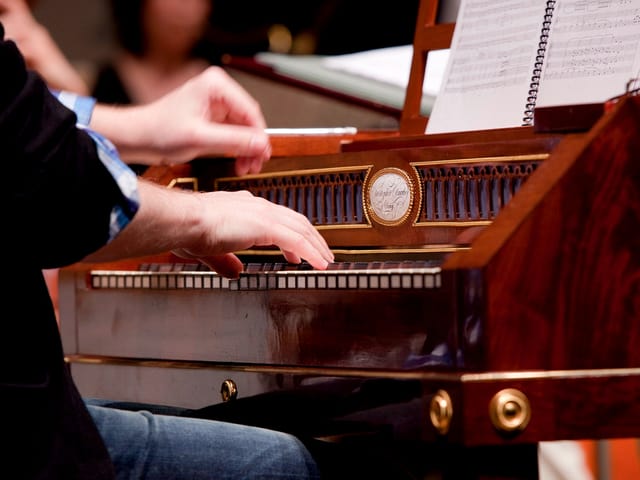 Mann sitzt an Klavier und spielt. Mann sitzt an Klavier und spielt.