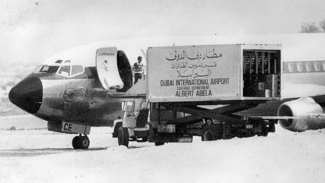 Die 1977 entführte Lufthansa Boing 737 «Landshut» empfängt in Dubai Verpflegung und Getränke. Die 1977 entführte Lufthansa Boing 737 «Landshut» empfängt in Dubai Verpflegung und Getränke.